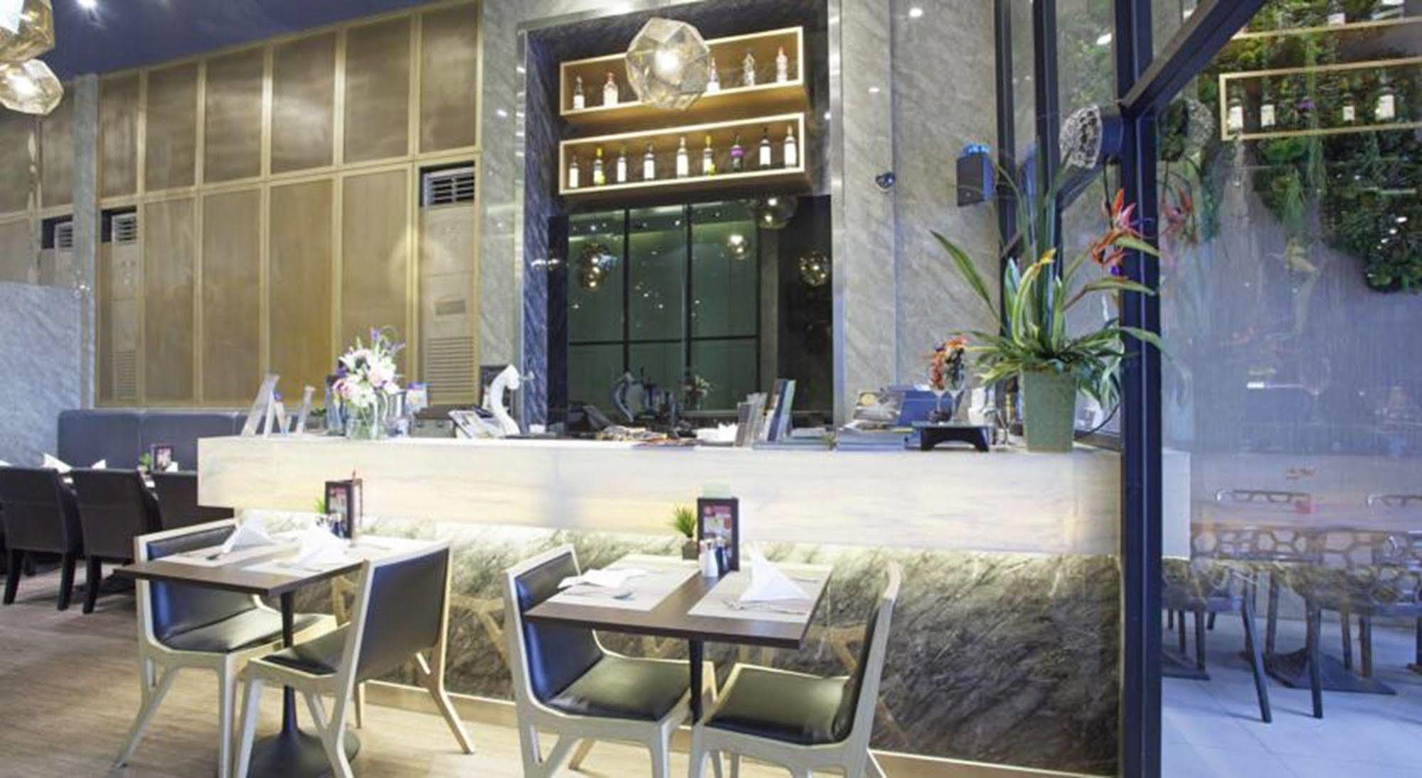 V Residence Bangkok Exteriör bild